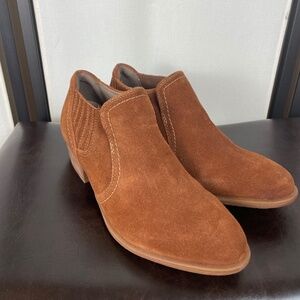 Earth Suede Jalin Booties Medium Brown Slip-On Stacked Heel Size 9